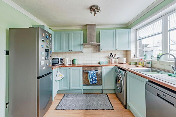 3 Bedroom End Of Terrace House For Sale In Kingsley Road, Crawley, RH11