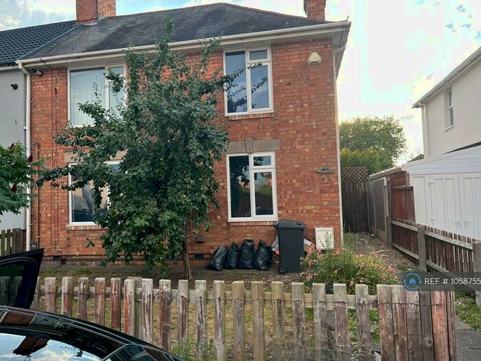 4 Bedroom Semi-Detached House To Rent In Greenside Place, Leicester, LE2