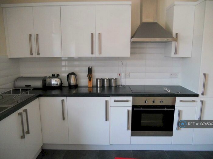 2 Bedroom Flat To Rent In Commercial Street, Morley, Leeds, LS27