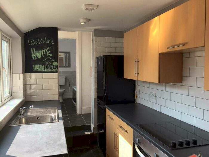 3 Bedroom Terraced House To Rent In Thesiger Street - Bed, LN5