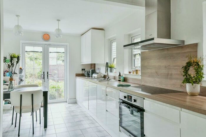 4 Bedroom Semi-Detached House To Rent In Underhill Road, SE22