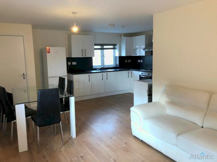 4 Bedroom Flat To Rent In Almond Grove, Brentford TW8