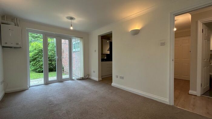 2 Bedroom Flat To Rent In Yorktown Road, Sandhurst, Berkshire, GU47