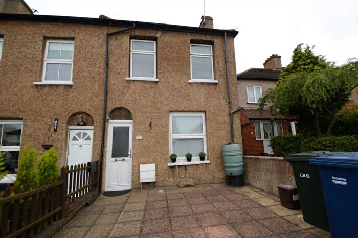 2 Bedroom End Of Terrace House To Rent In Oakleigh Road North, Whetstone, London, N20