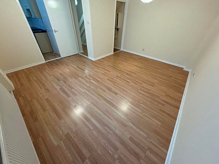 2 Bedroom Flat To Rent In Tivoli Road, Hounslow, TW4