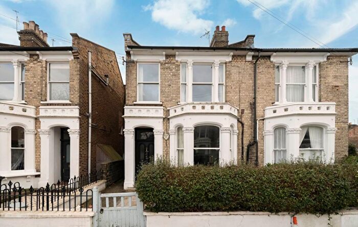 3 Bedroom Maisonette For Sale In Findon Road, London, W12