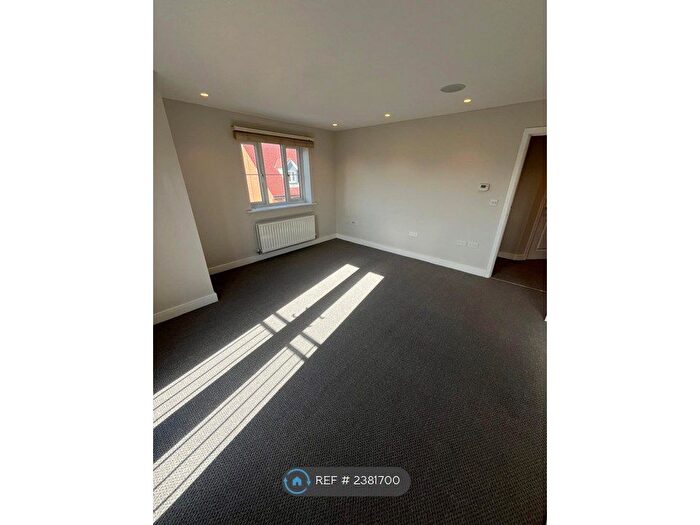 1 Bedroom Flat To Rent In The Square, Loughton, IG10