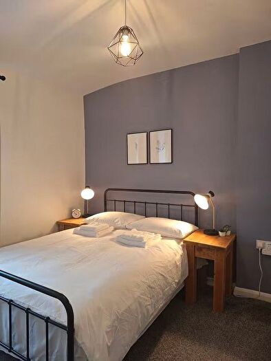 2 Bedroom Flat To Rent In Kitchener Street, Bradford, BD12