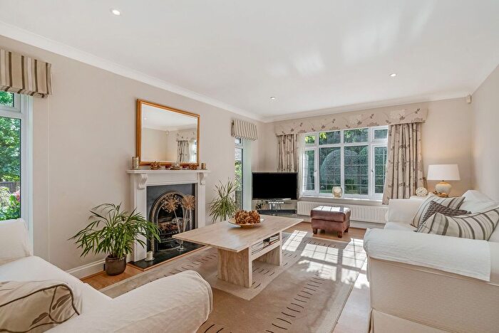 4 Bedroom Detached House For Sale In Wellhouse Road, Beech, GU34
