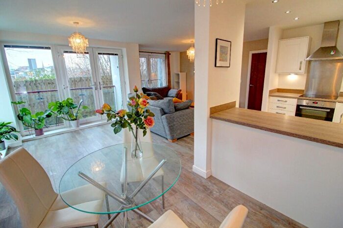 2 Bedroom Flat To Rent In Worsdell Drive, Gateshead, Tyne And Wear, NE8