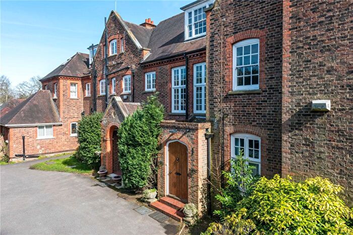3 Bedroom Maisonette To Rent In Oatlands Chase, Weybridge, KT13