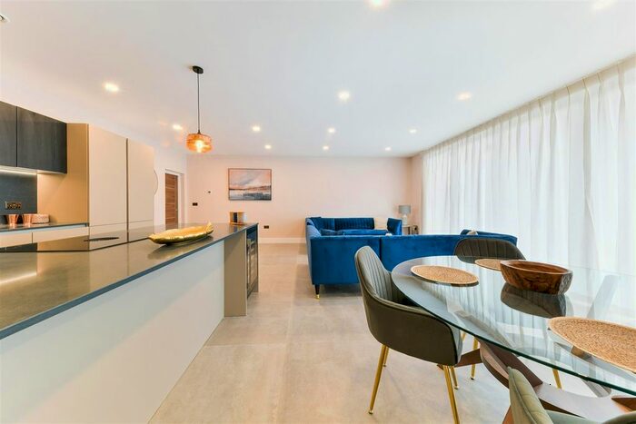 2 Bedroom Flat To Rent In Furze Hill, Kingswood, Tadworth, KT20