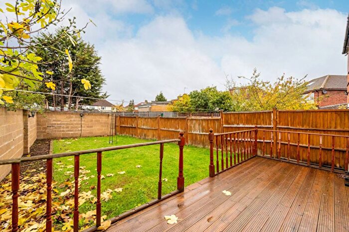 5 Bedroom Semi-detached House For Sale In Courtlands Avenue, Langley, Slough, SL3