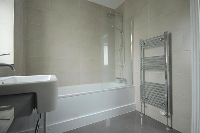 Semi Detached House To Rent In Earlswood Gardens, Ilford, IG5