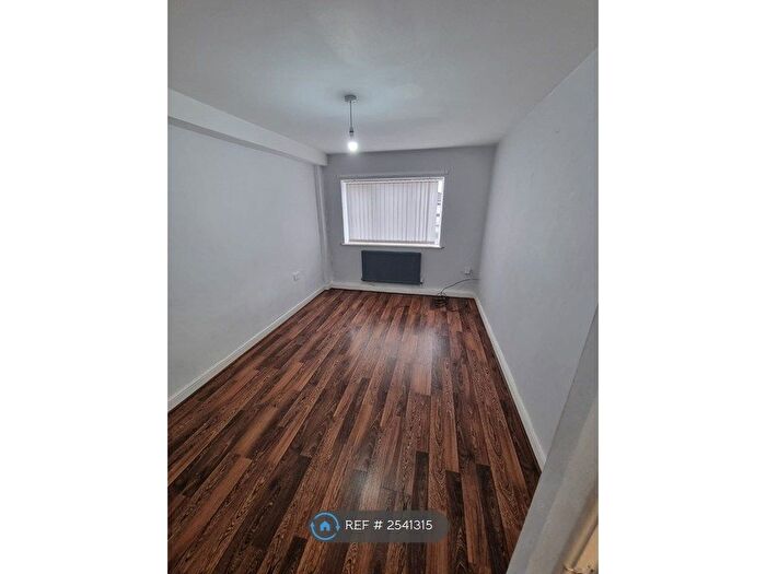 2 Bedroom Flat To Rent In Alban Court, Ashton-Under-Lyne, OL6