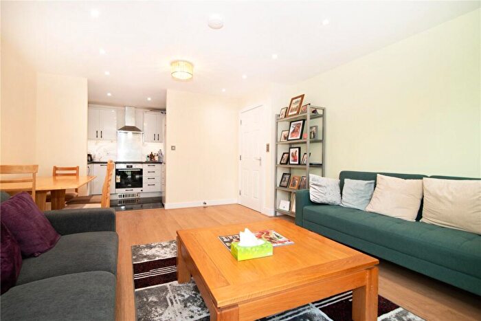 2 Bedroom Apartment For Sale In The Bittoms, Kingston Upon Thames, KT1