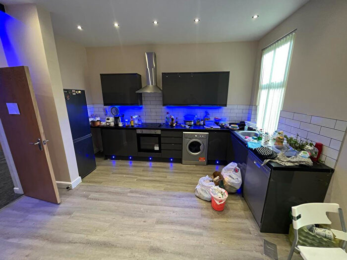 2 Bedroom Apartment To Rent In Moorland Road, Leeds, West Yorkshire, LS6