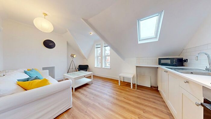 3 Bedroom Flat To Rent In Connaught Road, Cardiff, CF24