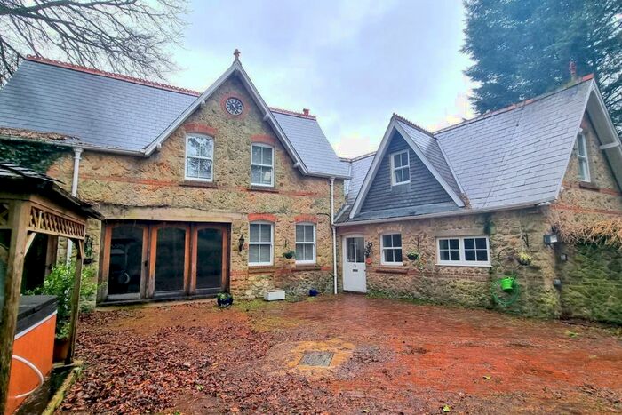 3 Bedroom House To Rent In Bedroom Detached House In Caterham Valley, CR3