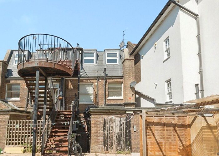 2 Bedroom Flat For Sale In London Road, Southborough, Tunbridge Wells, Kent, TN4