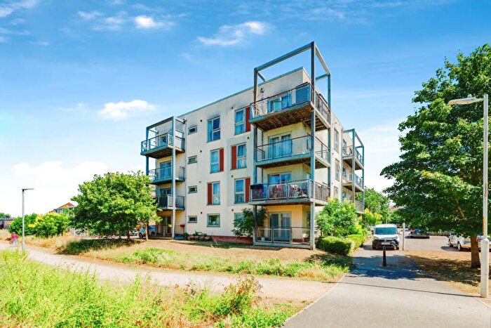 2 Bedroom Flat For Sale In Hyde Grove, Dartford, Kent, DA1