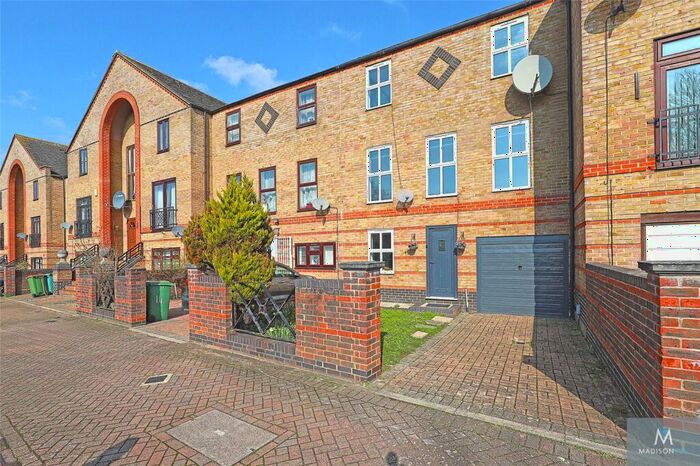 4 Bedroom Terraced House To Rent In Garnet Walk, Beckton, London, E6