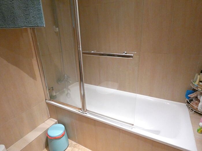 1 Bedroom Flat To Rent In Elizabeth Square, London, SE16