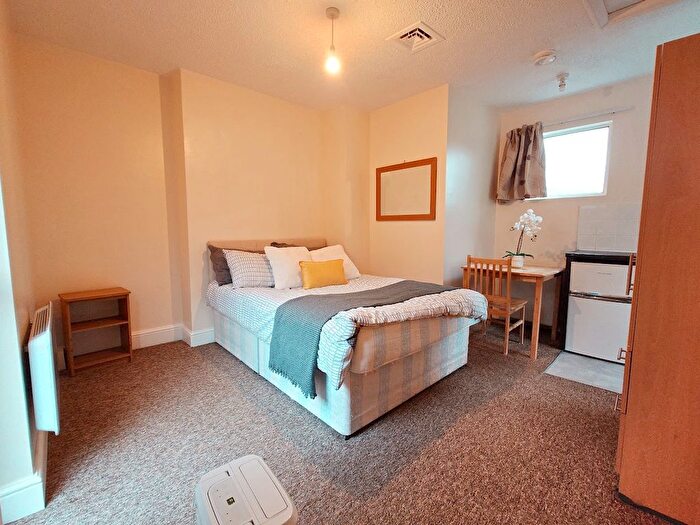 Studio To Rent In Castlebar Hill, Ealing, London, W5