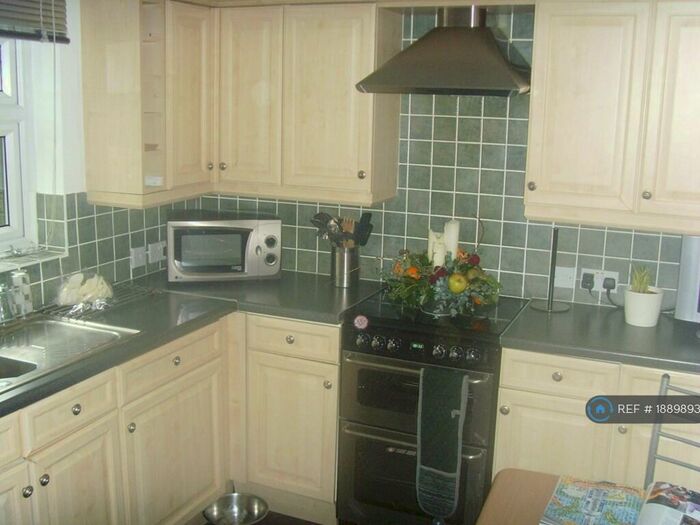 4 Bedroom Semi-Detached House To Rent In Evelyn Road, Dunstable, LU5