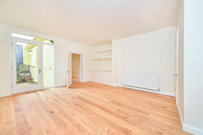 2 Bedroom Flat To Rent In Brunswick Square Hove, BN3