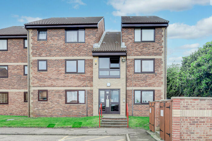 2 Bedroom Flat To Rent In Roots Hall Drive, Southend-on-sea, SS2