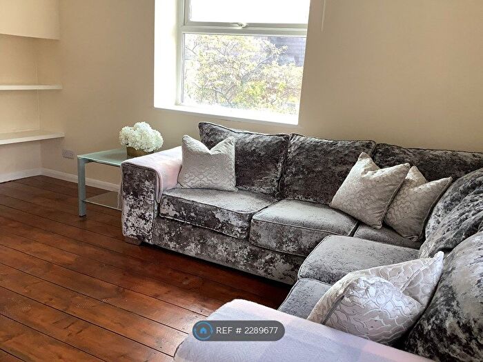 2 Bedroom Flat To Rent In Riverside Mansions, London, E1W