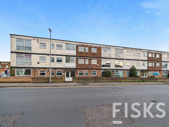 2 Bedroom Flat For Sale In Castle Lane, Benfleet, SS7