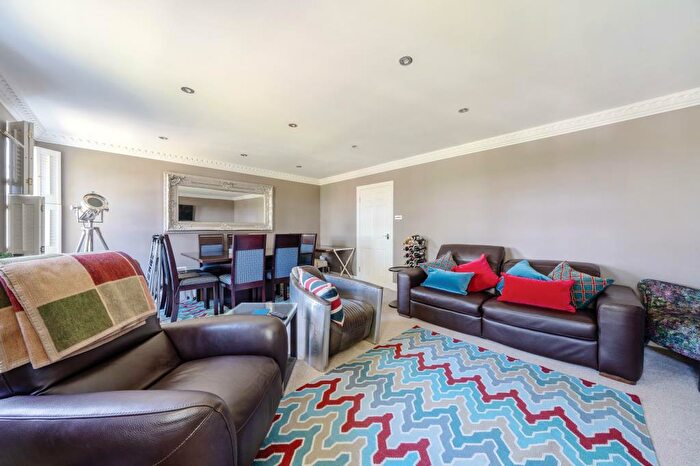 2 Bedroom Flat For Sale In Sunningdale, Berkshire, SL5