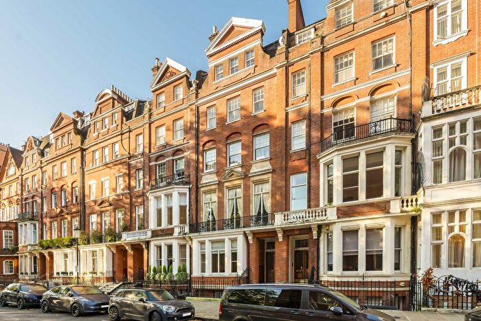 3 Bedroom Flat To Rent In Cadogan Square, London, SW1X