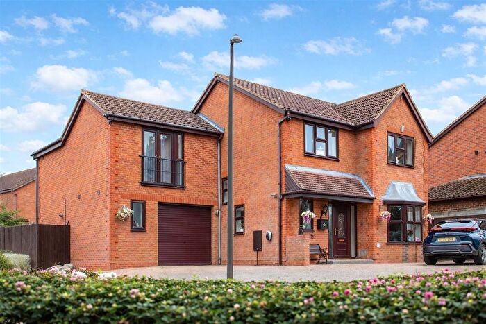 6 Bedroom Detached House For Sale In Blakeney Court, Tattenhoe, Milton Keynes, MK4