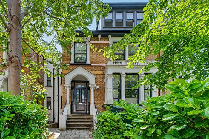 4 Bedroom Flat For Sale In Queens Drive, London, N4