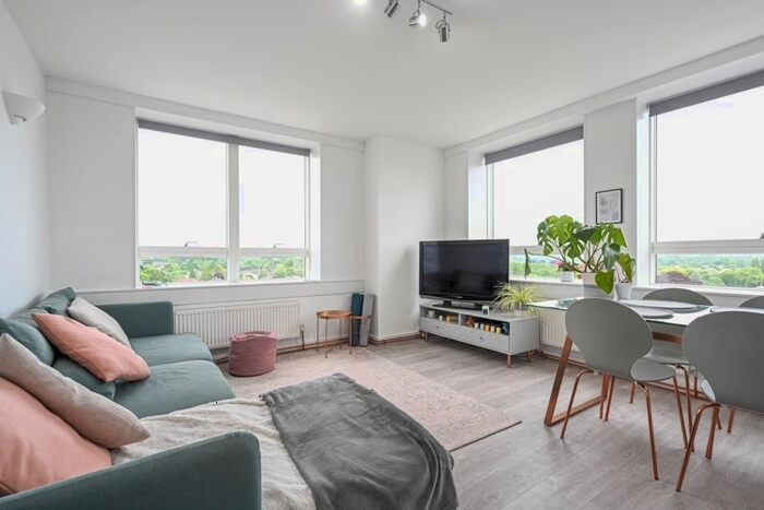 2 Bedroom Flat To Rent In Wellington Close, Walton-On-Thames, KT12