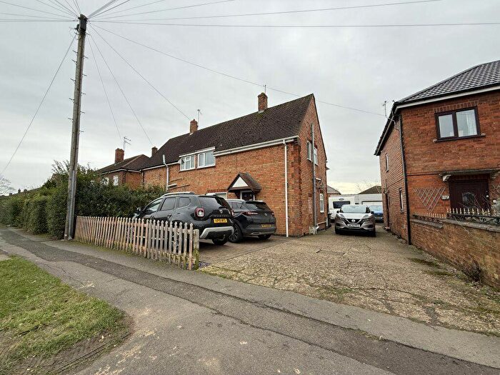 3 Bedroom Semi-Detached House To Rent In Rowlett Road, NN17