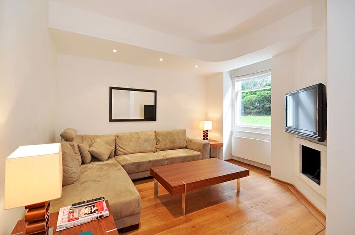 2 Bedroom Flat To Rent In Campden Hill Road, London, W8