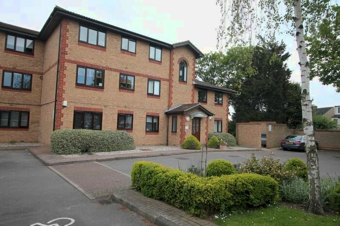 2 Bedroom Flat To Rent In Hutchins Close, Hornchurch, Essex, RM12