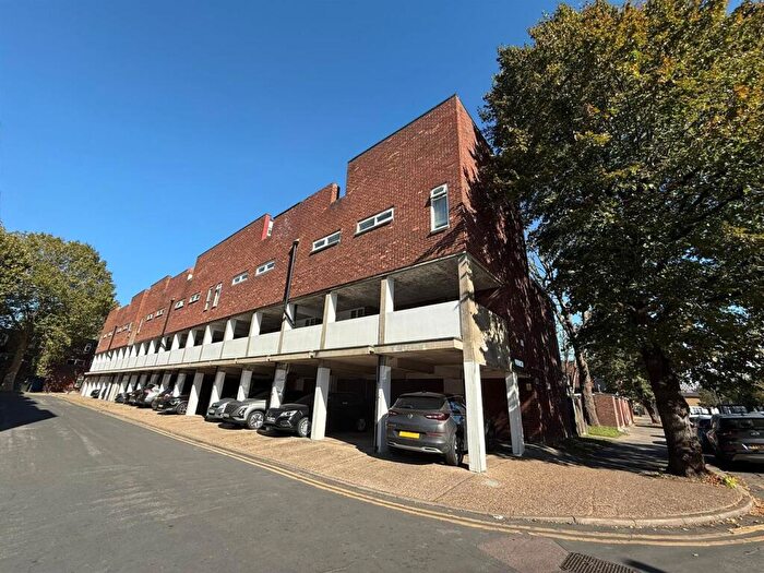 3 Bedroom House To Rent In Bradwell Mews, Edmonton, N18