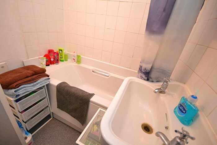 2 Bedroom Flat To Rent In Loughborough Road, West Bridgford, Nottingham, NG2