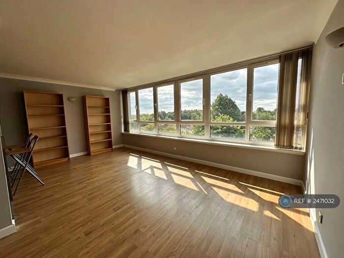 2 Bedroom Flat To Rent In Ingledew Court, Leeds, LS17