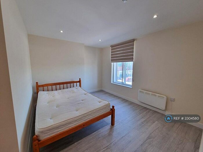 Studio To Rent In Watford Way, London, NW7