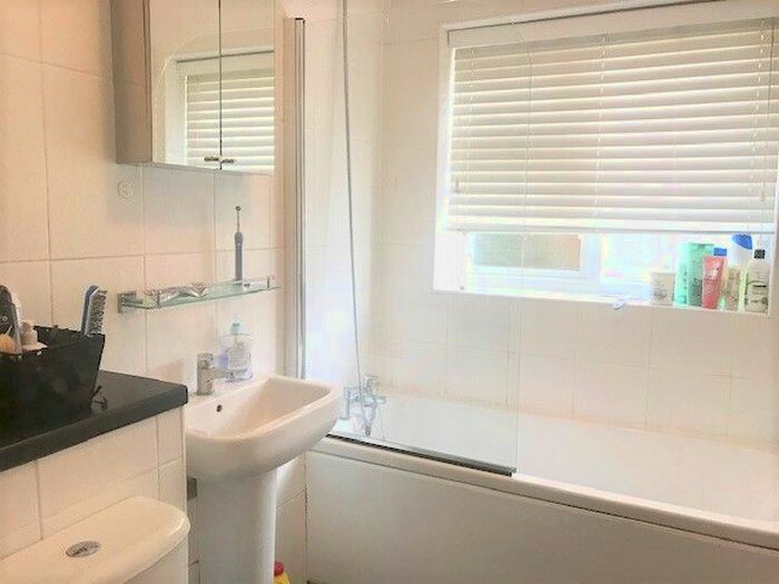 1 Bedroom Flat To Rent In The Avenue, Worcester Park, KT4