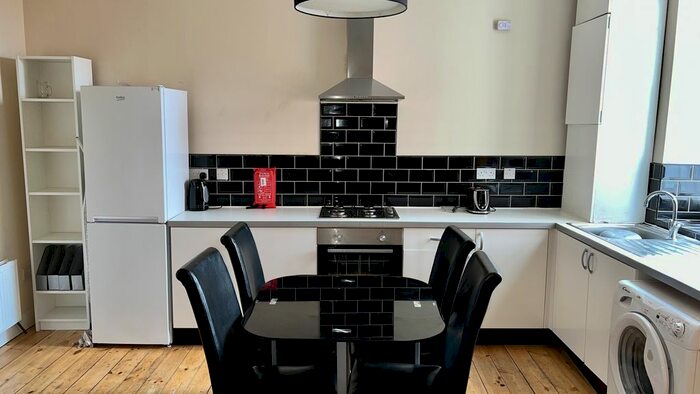 3 Bedroom Flat To Rent In Heaton Road, Heaton, Newcastle Upon Tyne, NE6