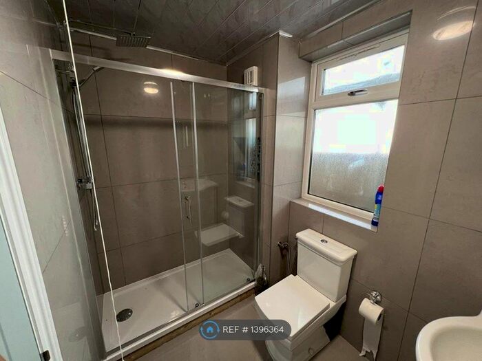 3 Bedroom Flat To Rent In Galpins Road, Thornton Heath, CR7