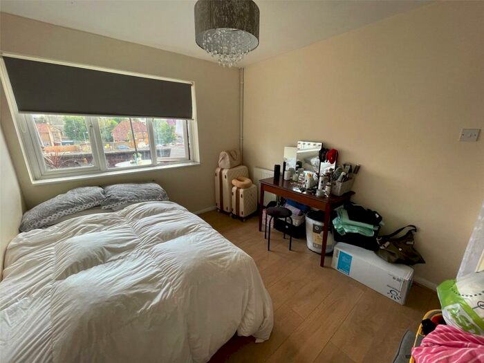 1 Bedroom Apartment To Rent In Broadwalk, Crawley, West Sussex, RH10