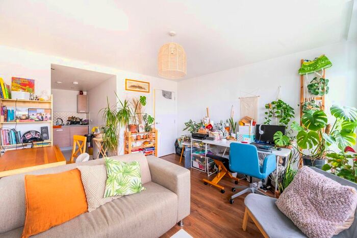 1 Bedroom Flat To Rent In Phoenix Way, Wandsworth Common, London SW18